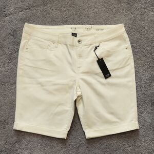 New Misses Size 33/16 Petite White  Shorts